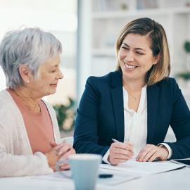 Une femme âgée s’adresse à une professionnelle en services financiers.